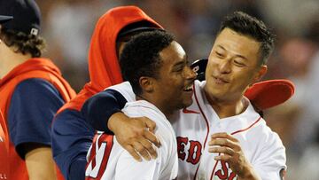 Boston (United States), 10/07/2022.- Boston Red Sox's Jarren Duran (R) celebrates with teammate Jeter Downs (L) after Downs scored in the tenth inning of the Major League Baseball (MLB) game between the Boston Red Sox and New York Yankees at Fenway Park in Boston, Massachusetts, USA, 09 July 2022. (Estados Unidos, Nueva York) EFE/EPA/CJ GUNTHER
