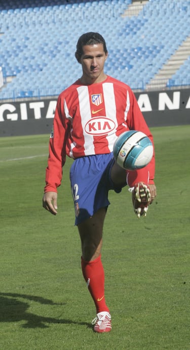 El Trabzonspor traspasó al defensor brasileño al Atlético de Madrid tras el pago de 1,5 millones de euros. Un año y medio después se marchó de vuelta al Santos. 