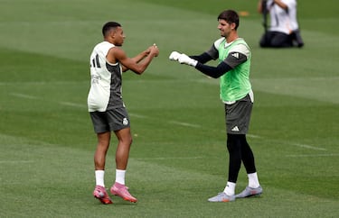 Kylian Mbappé y Thibaut Courtois durante el entrenamiento. 
 