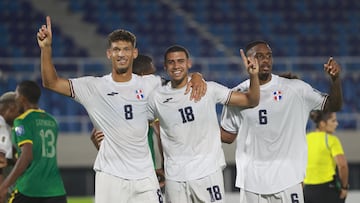 EVE6407. SANTO DOMINGO (REPÚBLICA DOMINICANA), 10/06/2025.- Heinz Mörschel (i), Jimmy Kaparos (c) y Pablo Rosario de República Dominicana celebran un gol ante Dominica este martes, en un partido por las eliminatorias de la Concacaf para el Mundial 2026 entre las selecciones de República Dominicana y Dominica en el estadio Olímpico Félix Sánchez en Santo Domingo (República Dominicana). EFE/ Orlando Barria