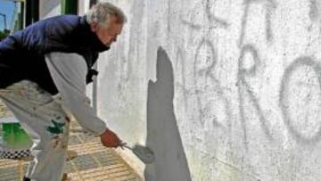 <b>PINTADAS EN EL ESTADIO CONTRA ANGEL VILLAR. </b> En la Ciudad Deportiva del Betis aparecieron varias pintadas muy críticas y duras contra el presidente de la Federación Española. Ángel María Villar, a quien la inmensa mayoría de la afición verdiblanca señala con el dedo. Dichas pintadas fueron rápidamente borradas.
