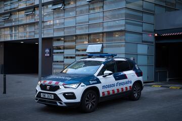 El jugador de f迆tbol Dani Alves sale detenido en un coche policial tras acudir a declarar en la Comisar赤a de Les Corts, a 20 de enero de 2023, en Barcelona, Catalu?a (Espa?a).