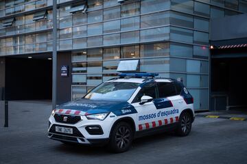 El jugador de fútbol Dani Alves sale detenido en un coche policial tras acudir a declarar en la Comisaría de Les Corts, a 20 de enero de 2023, en Barcelona, Cataluña (España). 