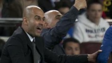 <b>NO LE QUERÍA. </b>Guardiola habla con Piqué durante un partido.