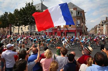 El pelotón a 4 km de meta con una bandera gigante de Francia, que hoy 14 de julio celebra su fiesta nacional.