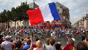 El pelotón a 4 km de meta con una bandera gigante de Francia, que hoy 14 de julio celebra su fiesta nacional.