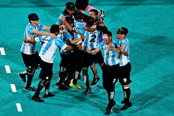 Los jugadores de Argentina celebran su victoria después del partido de semifinales de fútbol masculino para ciegos entre Brasil y Argentina. 