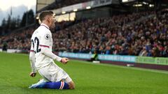 BURNLEY, ENGLAND - OCTOBER 26: Christian Pulisic of Chelsea celebrates after scoring a goal to make it 0-1 during the Premier League match between Burnley FC and Chelsea FC at Turf Moor on October 26, 2019 in Burnley, United Kingdom. (Photo by James Willi