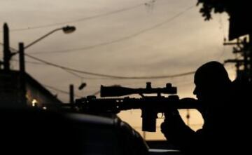 Brasil desplegará tropas federales en Río de Janeiro para ayudar a sofocar una oleada de crímenes violentos tras los ataques de narcotraficantes contra los puestos policiales en tres barrios marginales en el lado norte de la ciudad. A menos de tres meses del Mundial en el que Río acogerá a decenas de miles de aficionados al fútbol. Los ataques han lanzado nuevas dudas sobre los esfuerzos del gobierno para expulsar a las pandillas de los barrios pobres. 