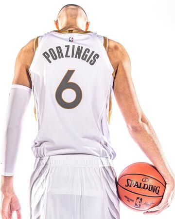 La franquicia de Texas ha presentado su equipación City Edition donde el blanc y el dorado son los colores protagonistas. La nueva equipación ha incendiado las redes por el gran parecido al uniforme del Real Madrid Baloncesto. 