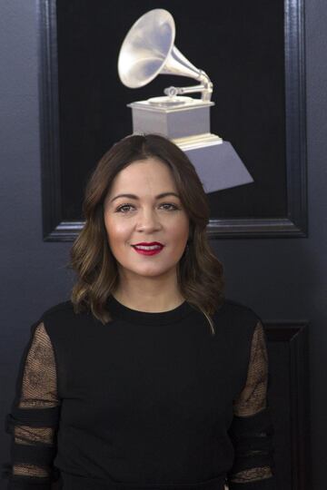 La cantante mexicana Natalia Lafourcade posa a su llegada al Madison Square Garden de Nueva York, para participar de la 60 edici¨®n de los Premios Grammy