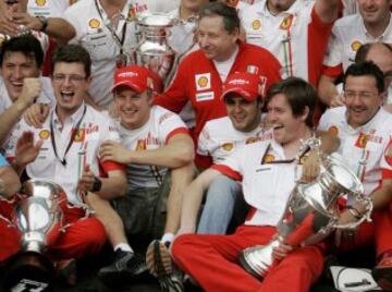 En la temporada 2007, Kimi se incorpora al equipo Ferrari, sustituyendo al siete veces campeón del mundo Michael Schumacher. Finalmente, en el Gran Premio de Brasil, Räikkönen se alzó campeón, quedando primero en la carrera seguido de su compañero de equipo Felipe Massa y de Fernando Alonso, mientras que Lewis Hamilton acabó en séptima posición. Así, el finlandés logró vencer el campeonato con ciento diez puntos, frente a los ciento nueve de Hamilton y Alonso. Räikkönen se convirtió así en el segundo piloto en ganar el Mundial después de llegar tercero a la última carrera.