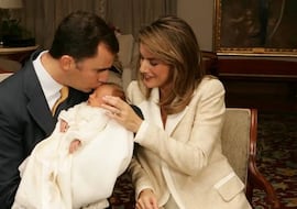 Reyes Felipe VI y Letizia junto una recién nacida, Princesa Leonor.