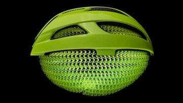Un casco de Trek Bontrager para bici y MTB con tecnolog&iacute;a WaveCel de color verde, partido por la mitad para que se pueda ver la revolucionaria malla protectora que ha sido calificada como uno de los mejores inventos del a&ntilde;o. 