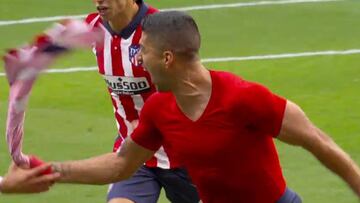 Luis Suárez celebra el 2-1 ene l Atlético-Osasuna.