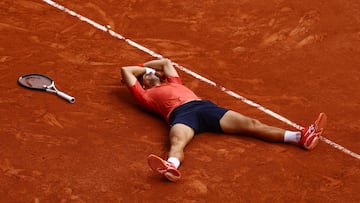 Tennis - French Open - Roland Garros, Paris, France - June 11, 2023 Serbia's Novak Djokovic celebrates after winning the final against Norway's Casper Ruud REUTERS/Kai Pfaffenbach