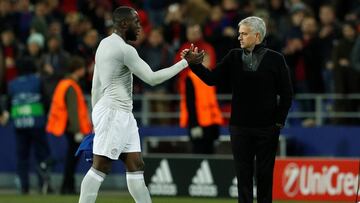 Mourinho, saludando a Lukaku tras el partido ante el CSKA.