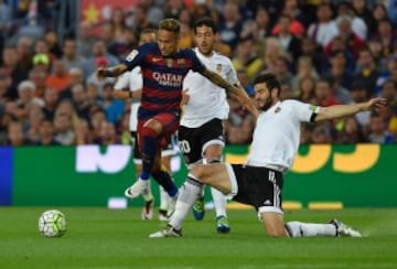 Neymar skips by Barragán.