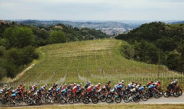 El pelotón durante la tercera etapa del Giro de Italia 2021. 