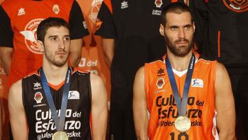 Vives y San Emeterio, internacionales con España, en la presentación de las nuevas equipaciones del Valencia.
