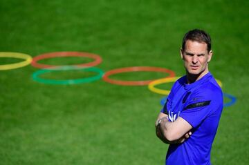 Dutch's head coach Franck de Boer attends a training session on May 28, 2021, in Zeist, Netherland, during a training camp ahead of the European football championship 2020-2021. - The European championship, which was delayed from last year due to the coro