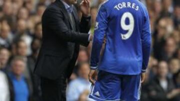 Mourinho se dirige a Torres en un partido.