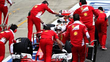 Sebastian Vettel regresa a boxes durante el GP Gran Bretaña.