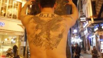 <b>FERVOR POR EL ÁGUILA. </b>Halil 'Dinamit' Bogasi, posando con el águila negra del Besiktas.