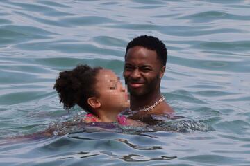 El jugador del Manchester City disfruta con su familia y amigos de unos d¨ªas de vacaciones en la Costa Azul antes del partido de Champions ante el Madrid.