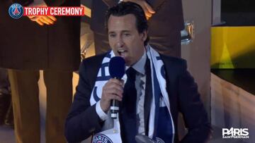 Emery se despide de la afición del PSG cantando a pleno pulmón