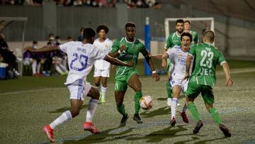 Marvel intenta despejar ante Pipe en una acción del Cornellà-Castilla.