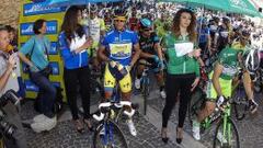 DE AZUL. Alberto Contador, con su maillot de l&iacute;der, antes de empezar la etapa de ayer.
 