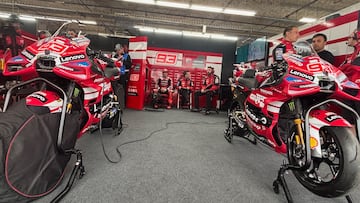 Márquez en el box del Ducati Lenovo y sus dos motos.
