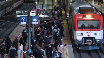 Decenas de personas en un andén de Cercanías en la estación de Atocha, a 5 de enero de 2024, en Madrid (España). Miles de personas viajan este fin de semana a otras comunidades autónomas con motivo de la celebración del Día de Reyes, mañana sábado, 6 de enero. Esta operación salida coincide además con la huelga en el servicio de handling de Iberia convocada a partir de hoy día 5 de enero hasta el lunes día 8, por lo que muchos han optado o se han visto obligados a tomar otros medios de transporte.
05 ENERO 2024;SALIDA;VIAJES;TRENES;BILLETES;REYES;MAGOS;FIN DE SEMANA;
Gustavo Valiente / Europa Press
05/01/2024