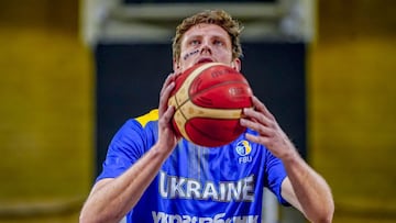 Artem Pustovyi, pívot del Gran Canaria y Ucrania, con el mensaje No a la Guerra.