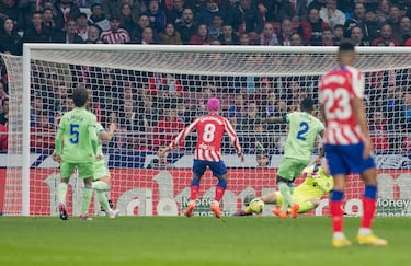 El portero del Getafe, David Soria, despeja una ocación del jugador del Atlético de Madrid, Antoine Griezmann. 