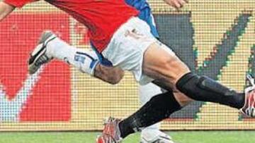 <b>PELEÓN. </b>Aníbal Matellán, como el resto de la plantilla, se siente aliviado por abandonar el farolillo rojo y apuesta por seguir luchando.