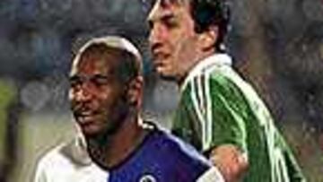 Pena (a la izquierda) y Kyrgiakos.