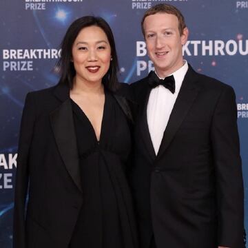 El creador y CEO de Facebook, Mark Zuckerberg, quiso seguir los pasos de Bill Gates y anunció junto a su esposa, Priscilla Chan, que se sumaban a su proyecto con una donación de 25 millones de dólares para la investigación del coronavirus. 