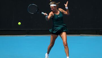 Victoria Azarenka devuelve una bola durante su partido ante Yulia Putintseva en el WTA 500 Grampians Trophy de Melbourne, Australia.