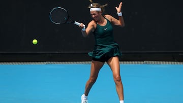 Victoria Azarenka devuelve una bola durante su partido ante Yulia Putintseva en el WTA 500 Grampians Trophy de Melbourne, Australia.