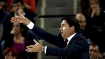 El entrenador del Barcelona, Xavi Pascual, da instrucciones en un partido.