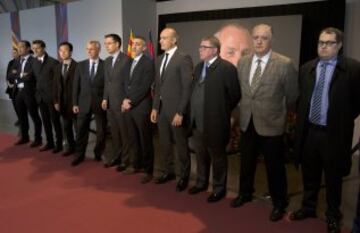 Sentido homenaje a Johan Cruyff en el Camp Nou. En la imagen la delegación del Espanyol.