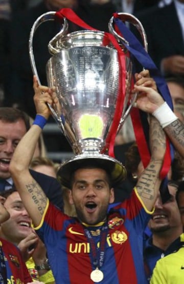 Alves celebra la Champions de 2011.