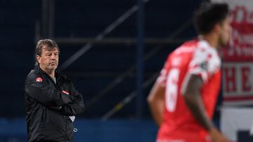 Argentina's Estudiantes de La Plata coach Ricardo Zielinski looks on during the Copa Libertadores group stage first leg football match against Uruguay's Nacional, at the Gran Parque Central stadium in Montevideo, on April 13, 2022. (Photo by PABLO PORCIUNCULA / AFP)