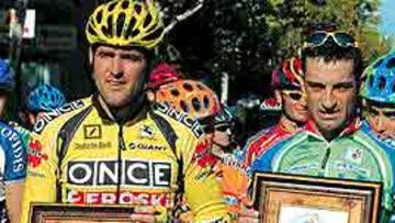 <b>HOMENAJE.</b> Olano y Mauri recibieron sendas placas de la ACP en reconocimiento a sus trayectorias.