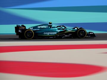El Aston Martin de Fernando Alonso durante la clasificación del Gran Premio de Bahréin de Fórmula 1.