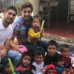 Jair Pereira y Rodolfo Pizarro, regalan juguetes por Día del Niño