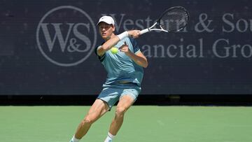 MASON, OHIO - AUGUST 14: Jannik Sinner of Italy plays a forehand during his match against Alex Michelsen of the United States during Day 4 of the Cincinnati Open at the Lindner Family Tennis Center on August 14, 2024 in Mason, Ohio. Dylan Buell/Getty Images/AFP (Photo by Dylan Buell / GETTY IMAGES NORTH AMERICA / Getty Images via AFP)