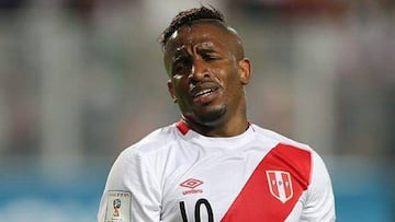 Jefferson Farf&aacute;n se lamenta durante un partido con la selecci&oacute;n de Per&uacute;.